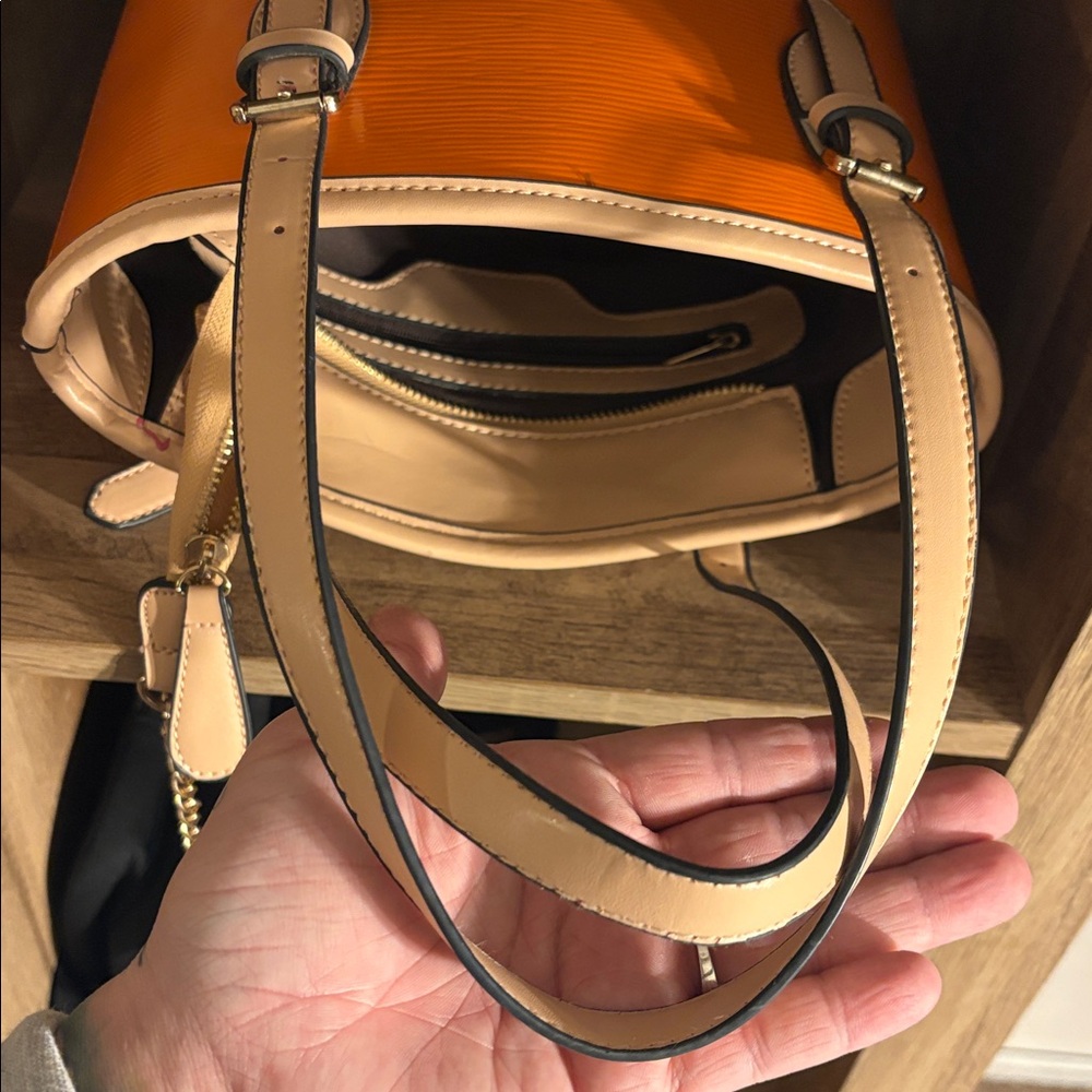 Orange 🍊 Bucket Bag W/wrislet - Picture 11 of 11